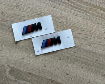 2 emblemas para guardabarros laterales BMW M Wing de 45 x 15 mm en negro mate.