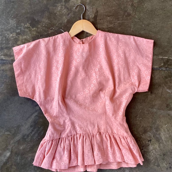 Vintage 1940s peplum top . Peach pink . Brocade squares shapes