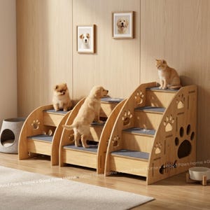 Può includere: Gradini in legno per animali domestici con ritagli a forma di zampa e gradini rivestiti in moquette grigia. Un cagnolino e un cucciolo usano i gradini, mentre un gatto è seduto sopra. Due ritratti di cani incorniciati sono appesi al muro.