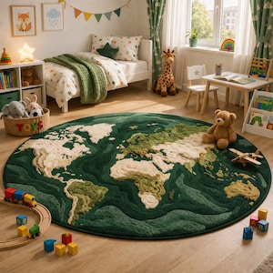 Puede incluir: Una alfombra redonda verde con un diseño de mapa del mundo en un dormitorio infantil. La alfombra presenta continentes en beige y tonos verdes, con un diseño texturizado y en relieve. La habitación incluye una cama, juguetes y una pequeña mesa.