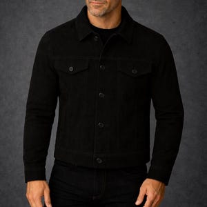 Könnte beinhalten: Schwarze Jeansjacke mit Knopfverschlüssen und zwei Brusttaschen. Die Jacke wird mit schwarzen Jeans getragen. Die Jacke hat einen klassischen Kragen und lange Ärmel. Der Gesamteindruck ist lässig und stilvoll.