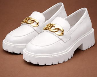 Mocasines blancos con cadena gruesa: zapatos de cuero con estilo