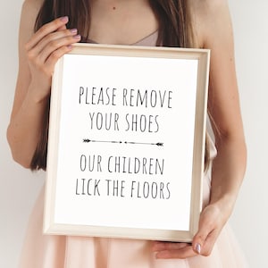 Nuestros niños lamen el suelo. Quítate los zapatos. Divertido PDF imprimible de granja.