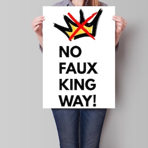 Puede incluir: Un cartel blanco con el texto "NO FAUX KING WAY!" en letras negras en negrita. Una corona negra y amarilla está tachada en rojo en la parte superior. El cartel lo sostiene una persona que lleva una camisa a cuadros y vaqueros.