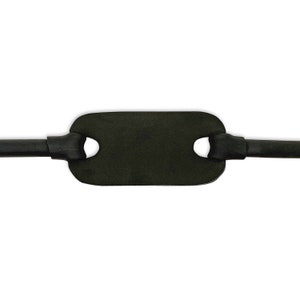 以下が含まれることがあります： 中央に長方形のループが付いた黒い革のストラップ。ストラップは、カメラやその他のデバイスのリストストラップとして使用するために設計されています。