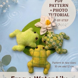 Puede incluir: Tres ranas de peluche sobre una hoja de nenúfar de fieltro verde con un nenúfar blanco. Una rana es verde claro sólido, otra tiene un patrón de cuadros amarillo y verde, y otra tiene un estampado de margaritas verde y blanco. Texto: PDF PATTERN + PHOTO TUTORIAL, 10 cm y 12 cm, Frog + Water Lily.