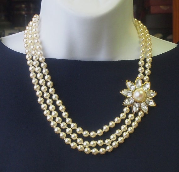 Signed Vintage Chanel Pearl Knotted Necklace - JD10221 – Connie
