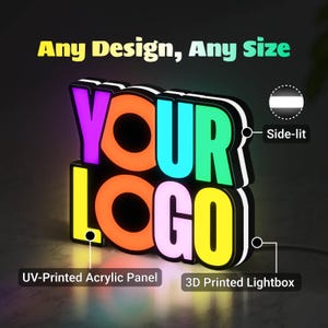 以下が含まれることがあります： 鮮やかな色の「YOUR LOGO」という文字が入ったカスタム照明付きサイン。サインは側面が照らされており、UVプリントされたアクリルパネルと3Dプリントされたライトボックスが特徴です。「Any Design, Any Size」というテキストが表示されています。