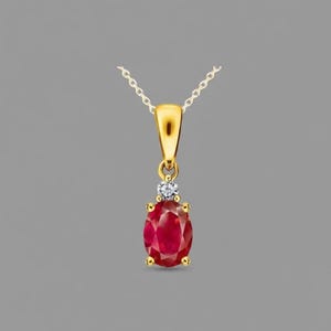 Puede incluir: Un collar con colgante de oro con una piedra preciosa de rubí ovalada. Un pequeño diamante está engastado encima del rubí, y el colgante cuelga de una fina cadena de oro. El rubí es de color rojo intenso.