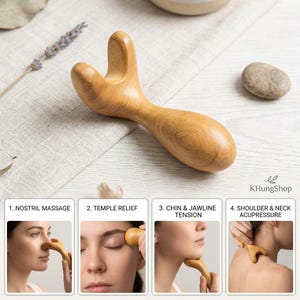 Peut inclure: Un outil de massage en bois brun clair avec un design fourchu unique. L'outil est présenté avec quatre utilisations différentes : massage des narines, soulagement des tempes, soulagement de la tension de la mâchoire et du menton, et acupression des épaules et du cou. Le texte "KHungShop" est en bas à droite.