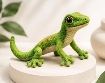 Gecko de fieltro con aguja: Amuleto de lana hecho a mano para el jardín, ideal para amantes de las plantas.