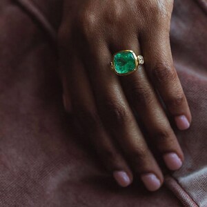 Elegant 5.00 Ct Excellent Cushion Cut Natural Diamond and Colombian Emerald Engagement Ring Solid 18k Yellow Gold Ring For the pair of love