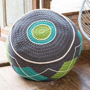 Haakpatroon voor een decoratieve vloerpoef (PDF), tutorial voor een poef met diamantstructuur, gezellig haakpatroon voor in huis.