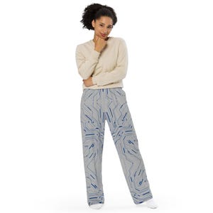 ユニセックスのワイドレッグパンツ、全面プリントのサイバーフロー：デジタルサーキットワイドレッグパンツ