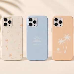 Peut inclure: Trois coques de téléphone en crème, bleu clair et pêche. La coque crème présente un motif de palmiers, de soleils et de planches de surf. La coque bleu clair porte l'inscription "slow days" avec un motif de soleil et de vagues. La coque pêche présente un motif de palmiers.