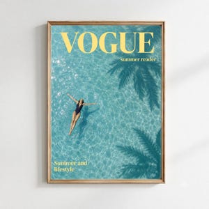 Könnte beinhalten: Ein gerahmter Wandkunstdruck, der ein Magazin-Cover mit dem Titel VOGUE summer reader zeigt. Das Bild zeigt eine Luftaufnahme einer Person in einem schwarzen Badeanzug, die in klarem blauem Wasser mit Palmenschatten schwimmt, sowie den Text Summer and lifestyle.