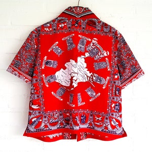 Rotes Loose Fit Kurzarm Shirt Karte Karneval