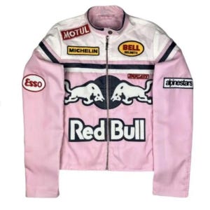 Op de afbeelding: Roze en witte racejas met sponsorpatches, waaronder "MOTUL", "MICHELIN" en "BELL HELMETS". Voorzien van "Red Bull" logo en "Esso" patch. De jas heeft een ritssluiting en zwarte en marineblauwe accenten.