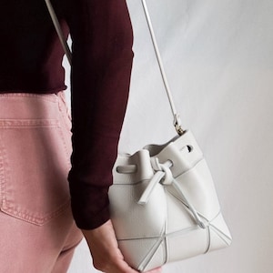 Small bucket bag with origami details - drawstring purse made of genuine leather - cross body and shoulder purse- ivory
