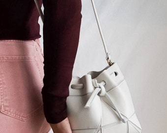 Small bucket bag with origami details - drawstring purse made of genuine leather - cross body and shoulder purse- ivory