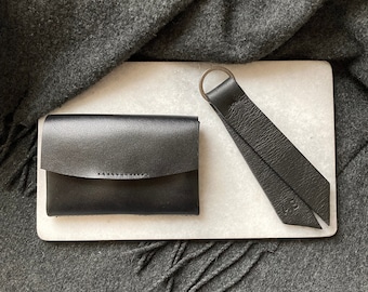 Juego de regalo de billetera minimalista y llavero para ella: billetera de cuero negra plegable, billetera personalizada, billetera de cuero genuino