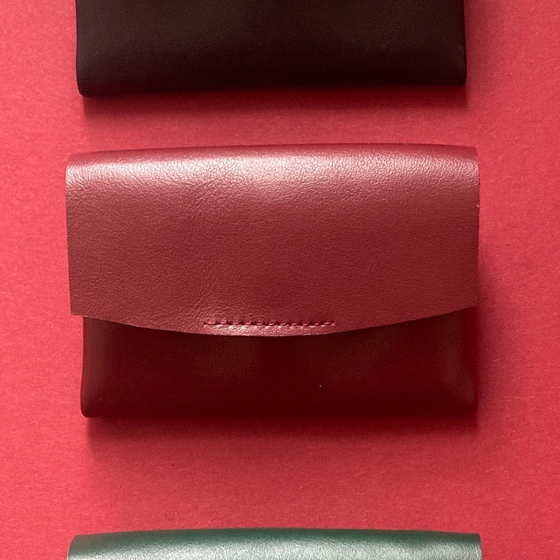 Cartera minimalista y juego de regalo de llavero para ella billetera de cuero en relieve de cocodrilo bi plegable billetera personalizada mini billetera marrón Burgundy red