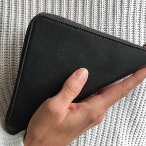 Cartera con cremallera triangular - piel negra