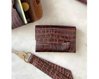 Minimalistic wallet and key chain gift set for her-  bi fold crocodile embossed leather wallet - personalised wallet - brown mini wallet