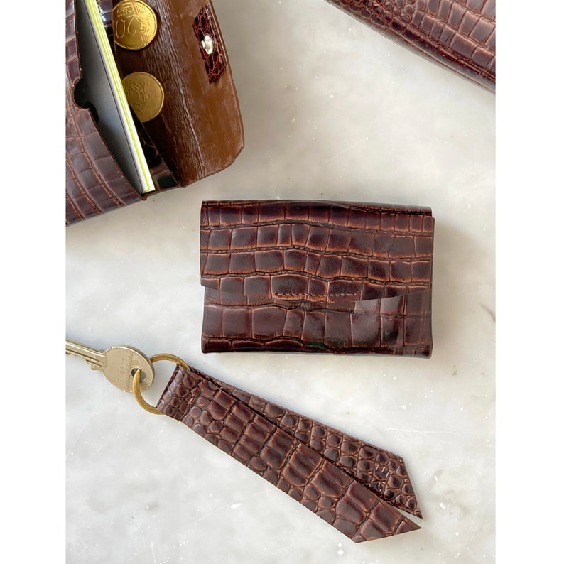 Minimalistic wallet and key chain gift set for her bi fold crocodile embossed leather wallet personalised wallet brown mini wallet Crocodile style