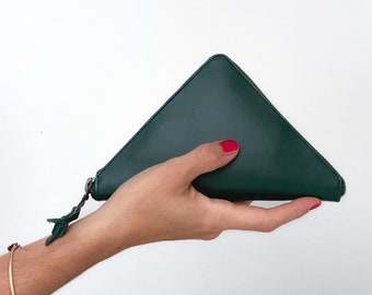 Cartera con cremallera triangular - piel verde