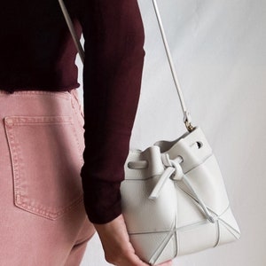 Small bucket bag with origami details drawstring purse made of genuine leather cross body and shoulder purse ivory Cross Body Strap