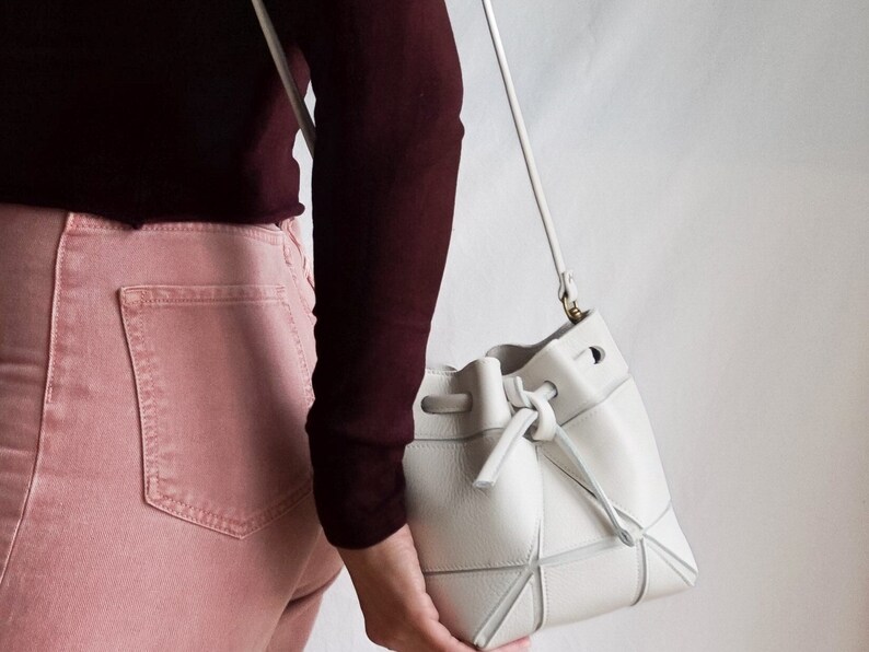 Small bucket bag with origami details drawstring purse made of genuine leather cross body and shoulder purse ivory Cross Body Strap