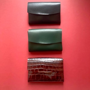 Cartera minimalista y juego de regalo de llavero para ella billetera de cuero en relieve de cocodrilo bi plegable billetera personalizada mini billetera marrón imagen 4