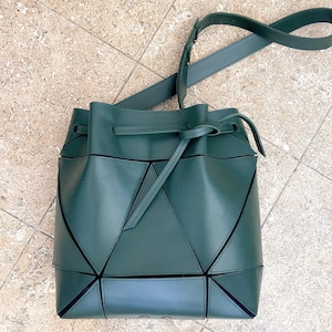 Faltbare grüne Beuteltasche - Umhängetasche aus echtem Leder - Moderne Schultertasche mit verstellbarem Riemen für den täglichen Gebrauch