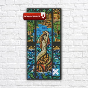 Puede incluir: Un panel de vidrieras con una sirena de pelo rojo, sobre un fondo de paisaje costero. La obra de arte utiliza tonos de azul, verde y dorado, con el texto "DOWNLOAD PDF" en una pancarta roja. Una pieza decorativa.