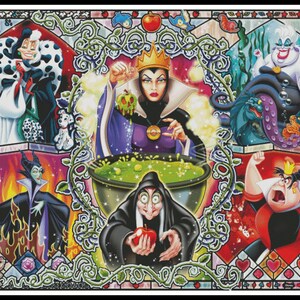 Op de afbeelding: Een kleurrijke illustratie in glas-in-loodstijl met verschillende Disney-schurken. Cruella De Vil, Maleficent, de boze koningin, Ursula en de hartenkoningin zijn afgebeeld in een decoratief kader met een zwarte rand. De afbeelding heeft een fantasiethema.