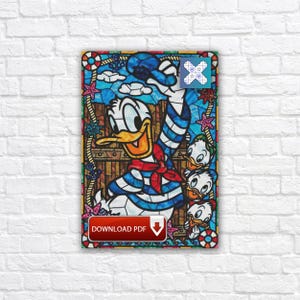Puede incluir: Imagen estilo vidriera con el Pato Donald con un atuendo de marinero, con sus sobrinos. La obra de arte tiene un tema náutico, con colores azul, rojo y amarillo. Las palabras "DESCARGAR PDF" se muestran en un botón rojo.