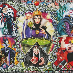 Op de afbeelding: Een kleurrijk kunstwerk in glas-in-loodstijl met Disney-schurken. Cruella De Vil staat linksboven, de boze koningin in het midden en Ursula rechtsboven. Maleficent, de oude heks en de Hartenkoningin zijn ook afgebeeld.