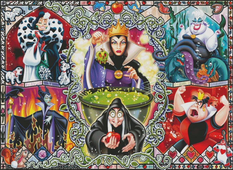 Op de afbeelding: Een kleurrijk kunstwerk in glas-in-loodstijl met Disney-schurken. Cruella De Vil staat linksboven, de boze koningin in het midden en Ursula rechtsboven. Maleficent, de oude heks en de Hartenkoningin zijn ook afgebeeld.