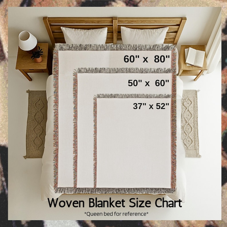 Op de afbeelding: Een maattabel voor geweven dekens toont drie rechthoekige dekens met afmetingen van 152 cm x 203 cm, 127 cm x 152 cm en 94 cm x 132 cm. De dekens zijn wit met gefranjerde randen en liggen op een bed. De tekst "Woven Blanket Size Chart" staat onderaan.