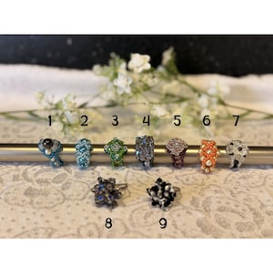 Peut inclure: Un plateau de service en bois fait à la main, avec une finition naturelle. Le plateau est de forme rectangulaire avec des coins arrondis et des bords surélevés. Il est conçu avec deux poignées pour faciliter le transport. Le grain du bois est visible.