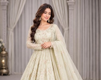 Broderad Anarkali-klänning i siden, helutsvängd indisk klänning (klar att bära)