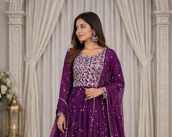 Conjunto Anarkali roxo de designer para mulheres, ideal para festas e casamentos, um elegante traje indiano para ocasiões especiais.