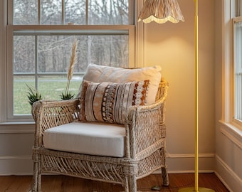 Lámpara de pie bohemia de ratán, pantalla tejida a mano, poste de metal dorado, interruptor de pie.