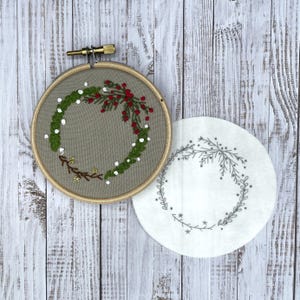 クリスマスの飾り付けに使えるリース刺繍ステッカーのパック。クリスマスの刺繍オーナメントを貼り付けて縫い付けます。DIY クリスマス クラフト プロジェクト
