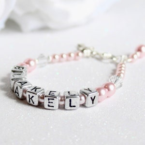 Regalo de bautismo personalizado, pulsera con nombre de perla ROSA y cruz con bloques de letras bautizo, dedicación nuevo bebé, pulsera con nombre de niñas pequeñas