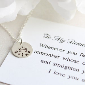 Può includere: Una collana d'argento con un ciondolo rotondo su cui è scritto "Quin". La collana viene fornita con un biglietto che dice "Alla mia bella... Ogni volta che ti senti giù, ricorda di chi sei figlia e raddrizza la tua corona. Ti amo sempre."