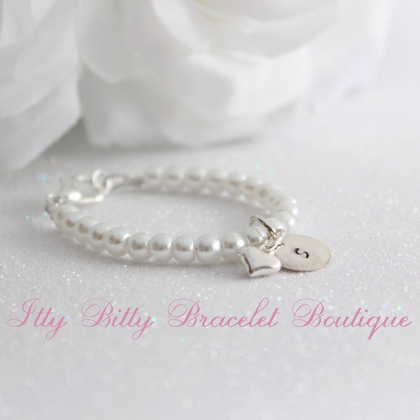 Bracelet bébé personnalisé - initiale en argent sterling, petites perles et breloque coeur bouffée en argent