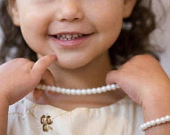 Cadeau bloemenmeisje parelarmband en ketting SET, sieraden bloemenmeisje, junior bruidsmeisje, eerste parels kleine meisjes