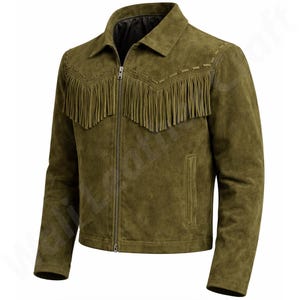 Puede incluir: Chaqueta de ante verde oliva con flecos en el pecho y los hombros. La chaqueta tiene una cremallera frontal, un cuello y un bolsillo en el lado izquierdo. La chaqueta es de estilo clásico.